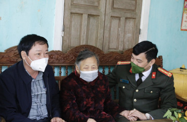 Giám đốc Công an tỉnh Hà Tĩnh thăm, chúc Tết và tặng quà trên địa bàn huyện Hương Khê